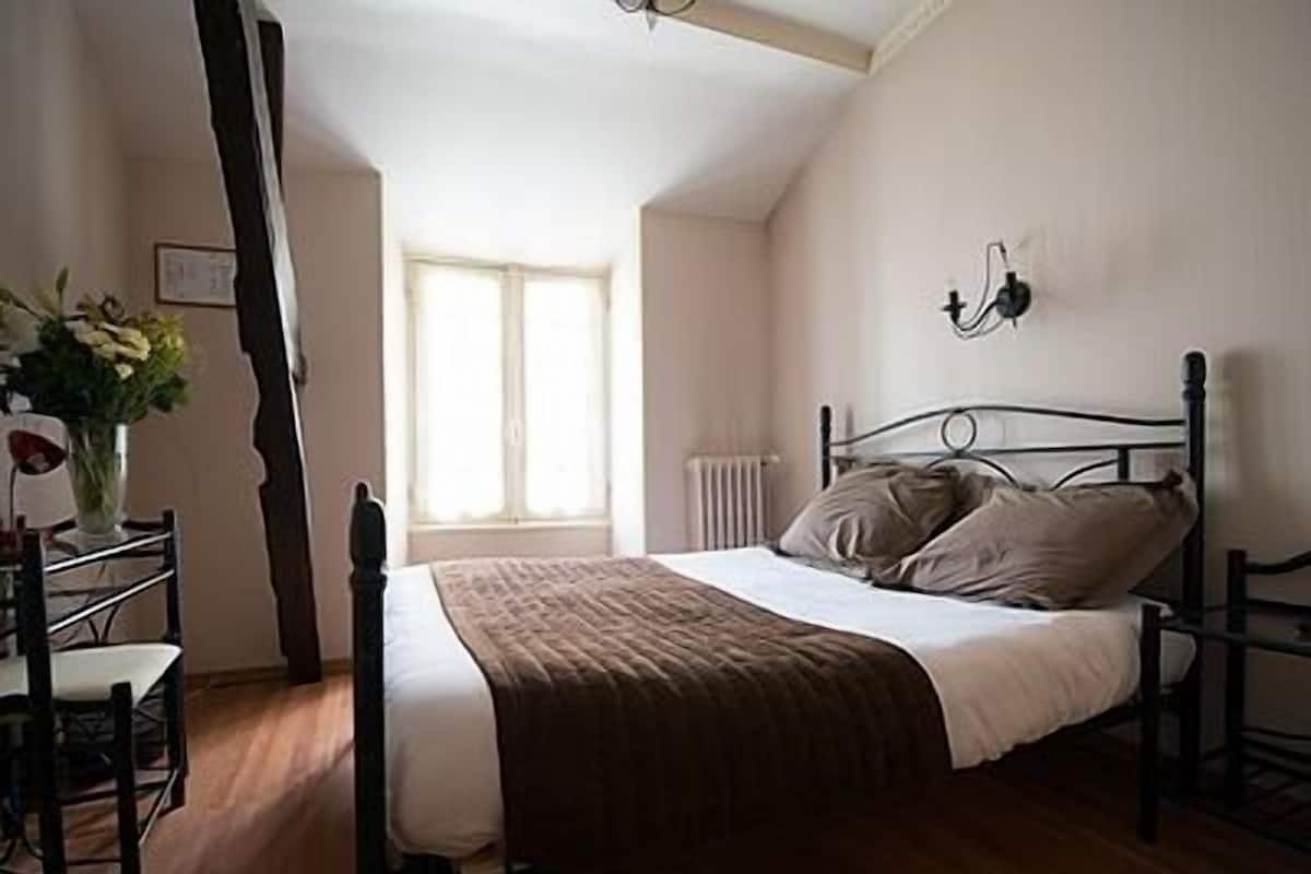 Premium bedding, desk, blackout drapes, soundproofing