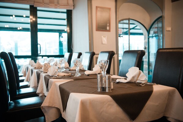 2 restaurants servant le déjeuner et le dîner, plats Cuisine régionale