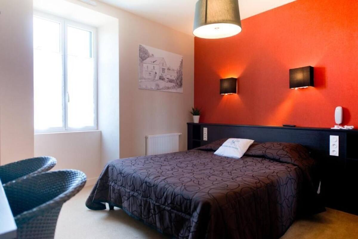 Premium bedding, desk, blackout drapes, soundproofing