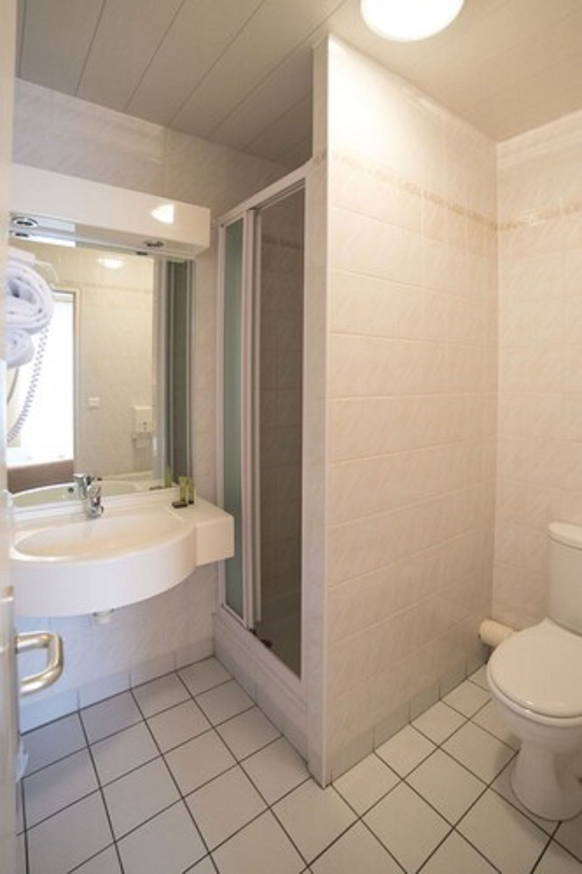 comfort double room | bathroom | free toiletries, hair dryer, towels