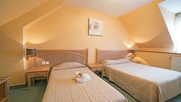 Tremannsrom – comfort | Sengetøy av topp kvalitet, skrivebord og skrivebord for bærbar PC