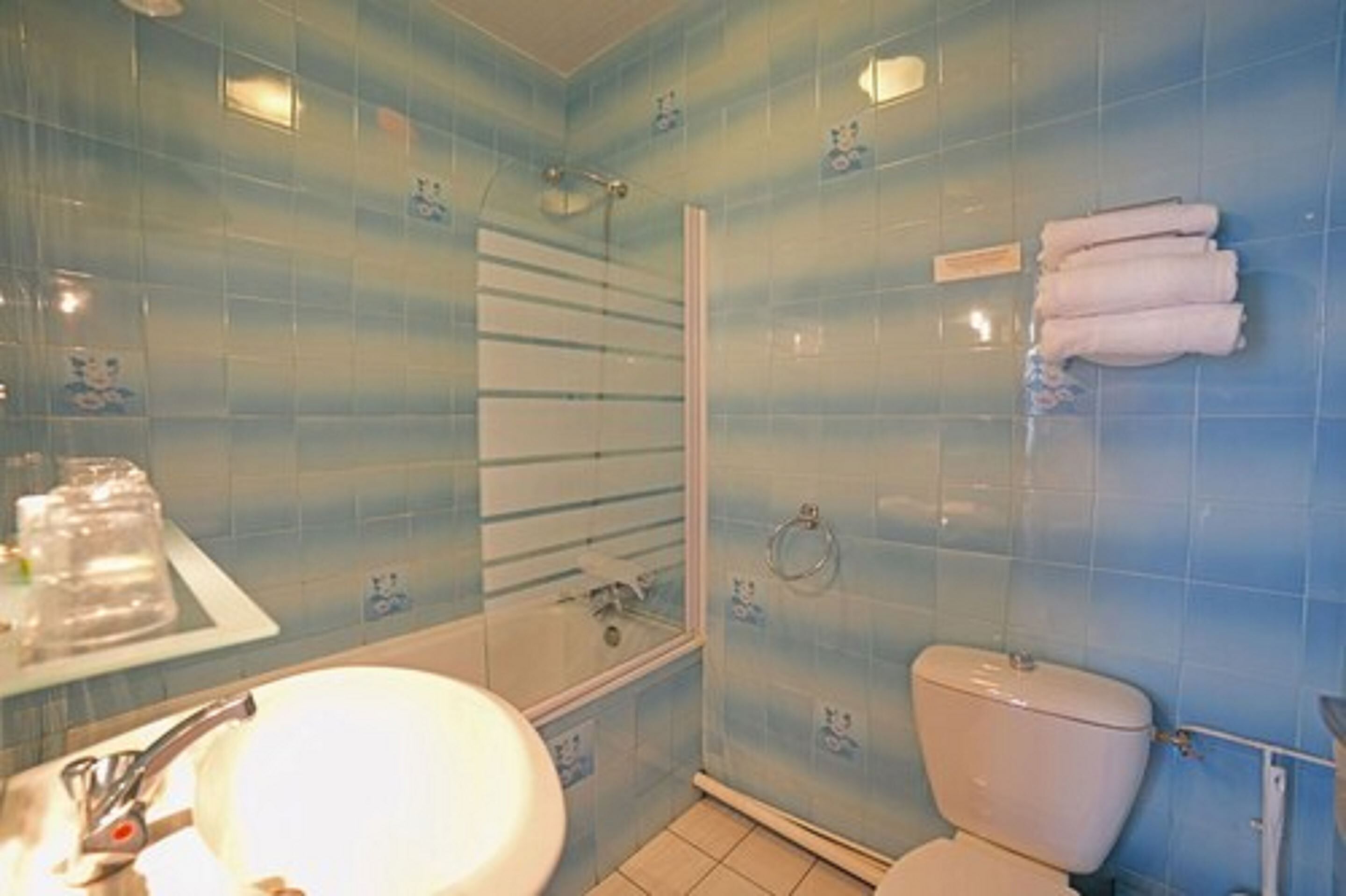 standard double room | bathroom | free toiletries, hair dryer, towels