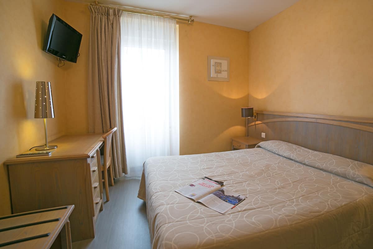 Comfort Double Room Single Use, Accessible | Premium bedding, desk, laptop workspace, soundproofing