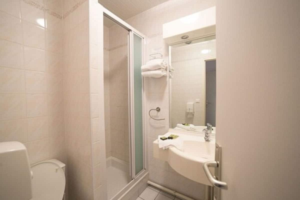 comfort quadruple room (plus) | bathroom | free toiletries, hair dryer, towels