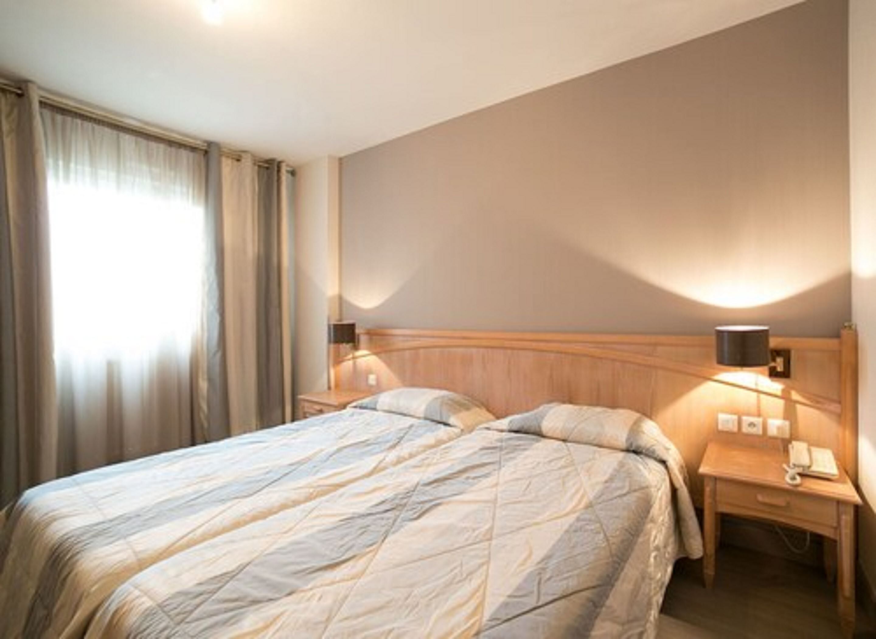 Ropa de cama de alta calidad y escritorio 
