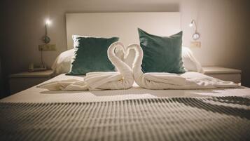 Een bureau, verduisterende gordijnen, een strijkplank/strijkijzer