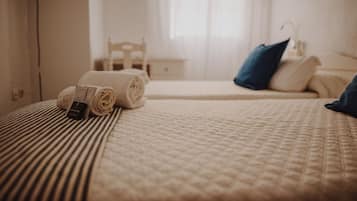 Escritorio, cortinas blackout y tabla de planchar con plancha