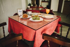 Petit déjeuner continental (5 EUR par personne)