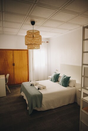 办公桌、遮光窗帘、熨斗/熨板、免费 WiFi