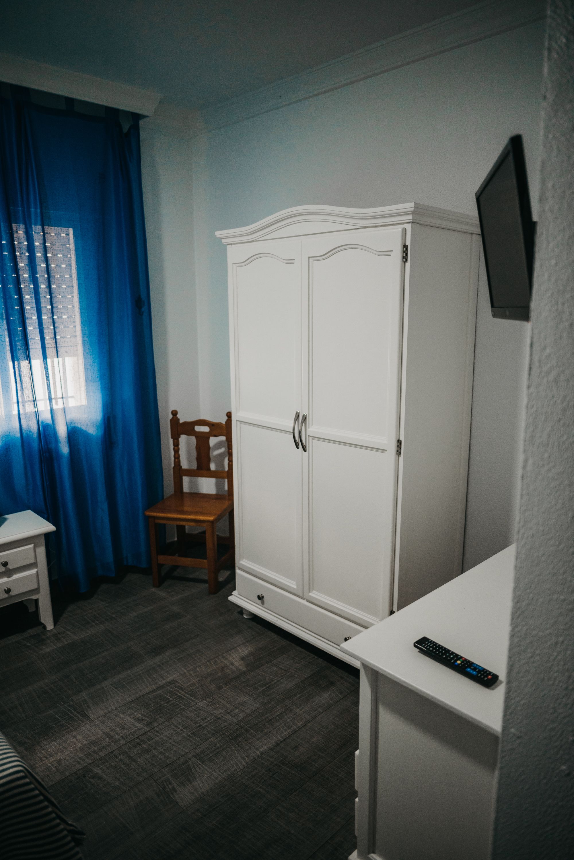 Een bureau, verduisterende gordijnen, een strijkplank/strijkijzer