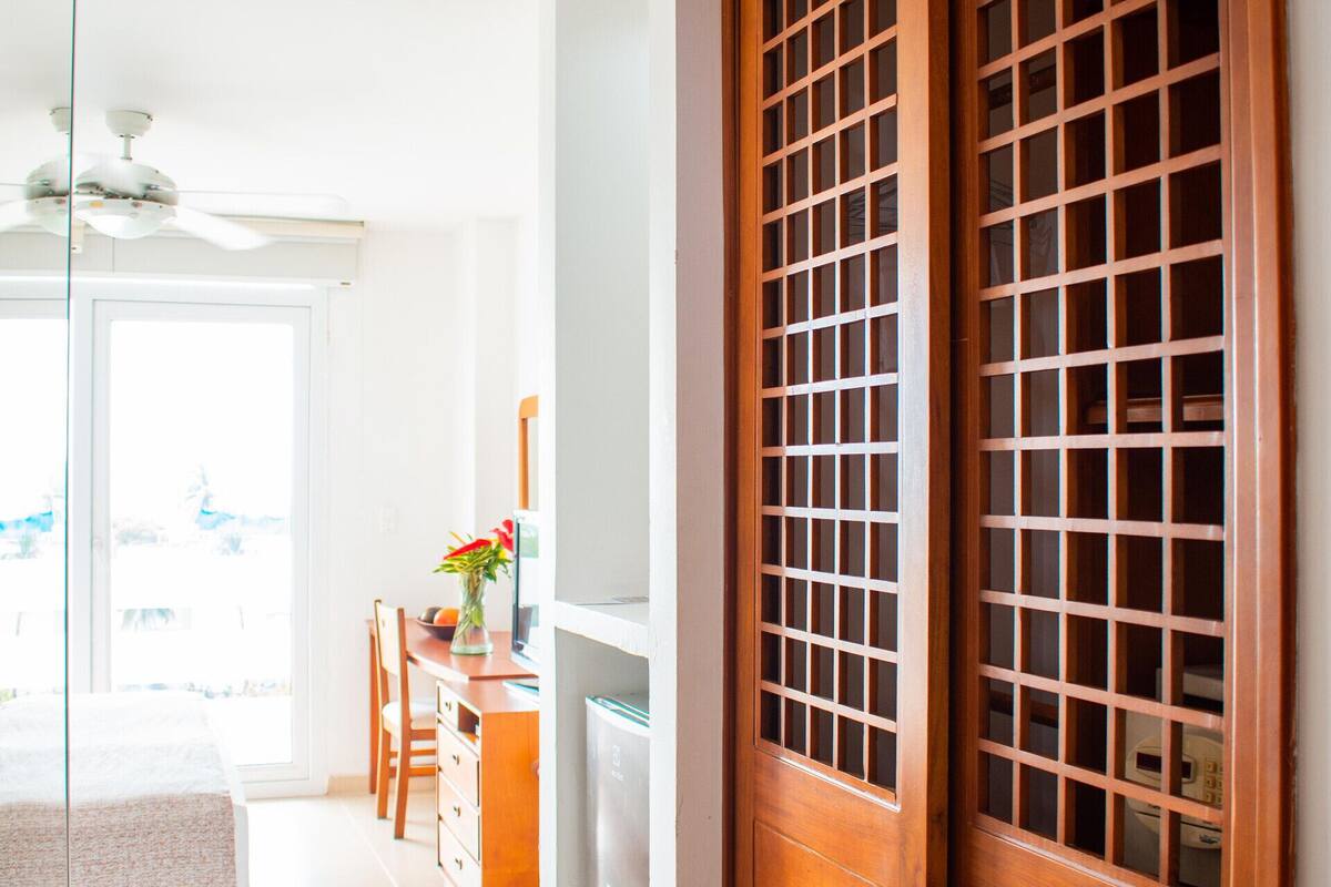 Minibar, caja fuerte, escritorio y sistema de insonorización