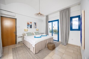 Villa 1 - POSEIDONAS 3 Bedroom/Private Pool | 3 phòng ngủ, chăn bông, két bảo mật tại phòng, trang trí khác biệt