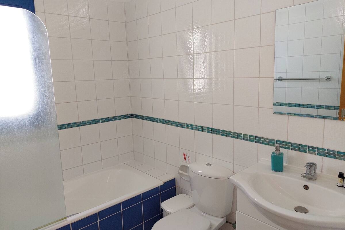 Vasca e doccia separate, asciugacapelli, asciugamani