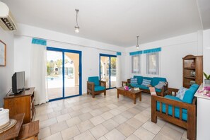Villa 3 - Ermis 3 Bedroom/Private Pool | リビング エリア | 40 インチのスマートテレビ (デジタル放送視聴可)