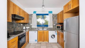 Villa 10 - Estia 3 Bedroom/Private Pool | Eget kök | Stort kylskåp, mikrovågsugn, ugn och diskmaskin