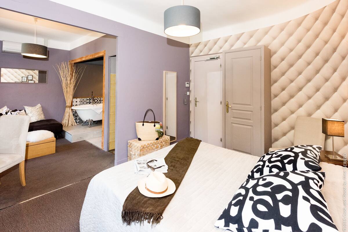 Suite | Escritorio, cortinas blackout, wifi gratis y decoración personalizada 