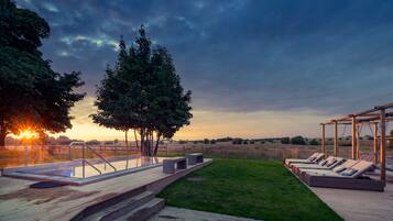 Couples treatment rooms, sauna, hot tub, body treatments, aromatherapy