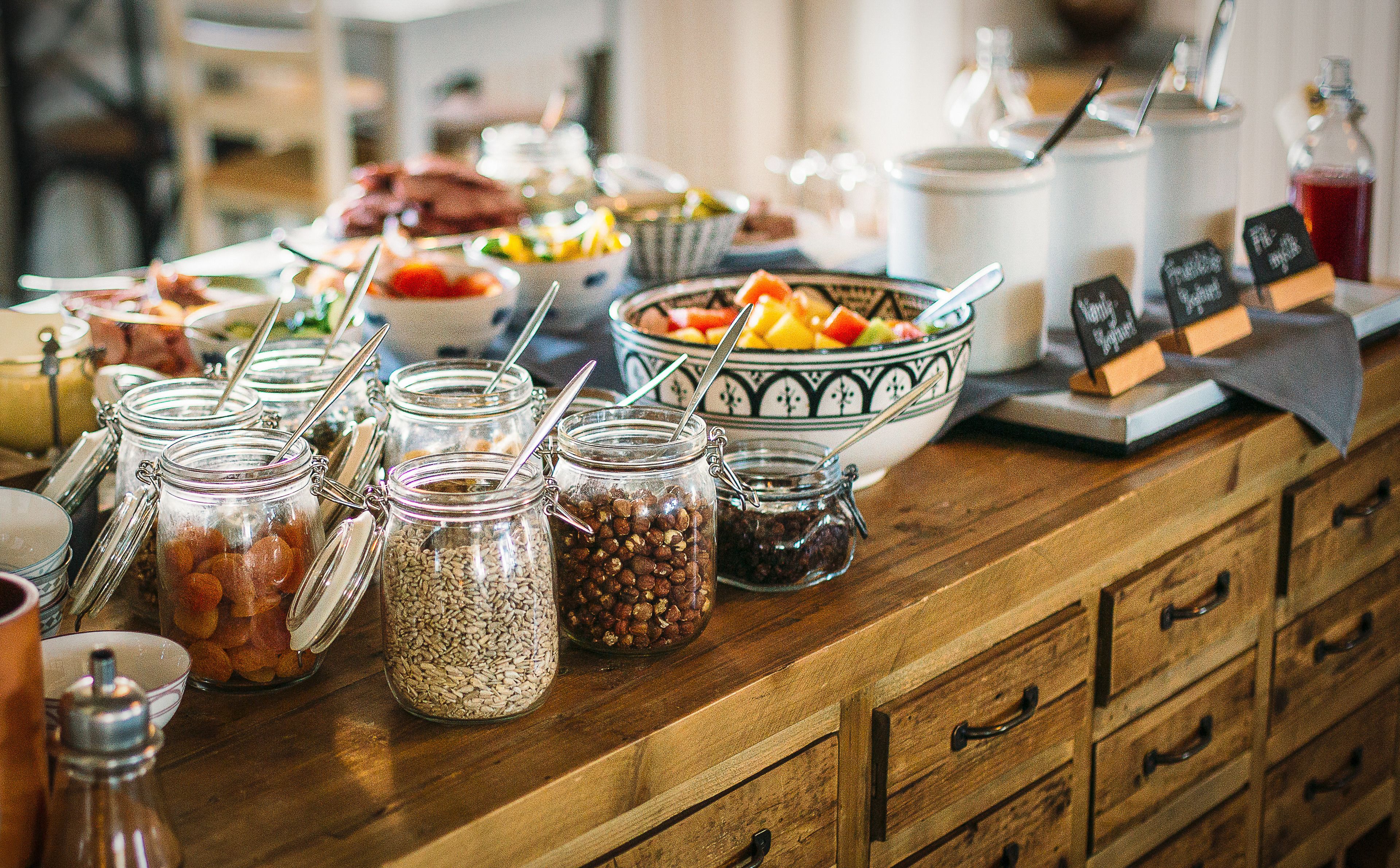 Een buffet met diverse gerechten en toevoegingen.