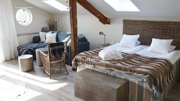 Suite | Desk, laptop workspace, blackout curtains, rollaway beds