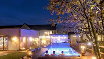 Inomhuspool, 3 utomhuspooler och solstolar