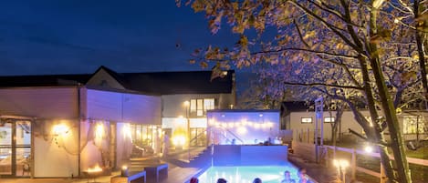 Una piscina cubierta, 3 piscinas al aire libre