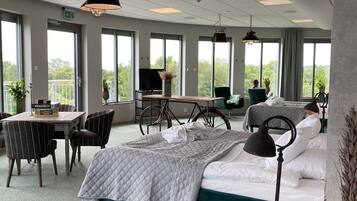 Studio Suite | Desk, laptop workspace, blackout drapes, rollaway beds