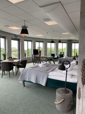 Suite estudio | Escritorio, espacio para trabajar con un portátil, cortinas opacas