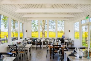 Se sirven desayunos, almuerzos y cenas; con vista a la piscina