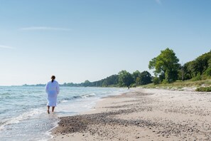 Beach nearby, white sand - Hotell Mossbylund (Skivarp)