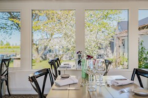 Breakfast, lunch, dinner served; pool views - Hotell Mossbylund (Skivarp)