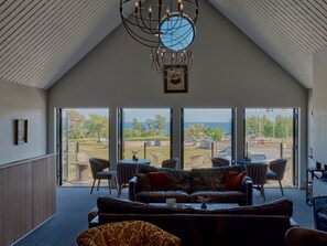 Escritorio, espacio para trabajar con laptop y cortinas blackout 