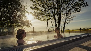 Inomhuspool, 3 utomhuspooler och solstolar