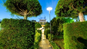 A pathway leading to a building with a sign reading "Fitos Inn". - Fitos Inn Guest House (Geroskipou)