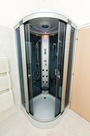 Dusche im Bad