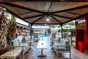 供應早餐、午餐、晚餐;多國菜;池景