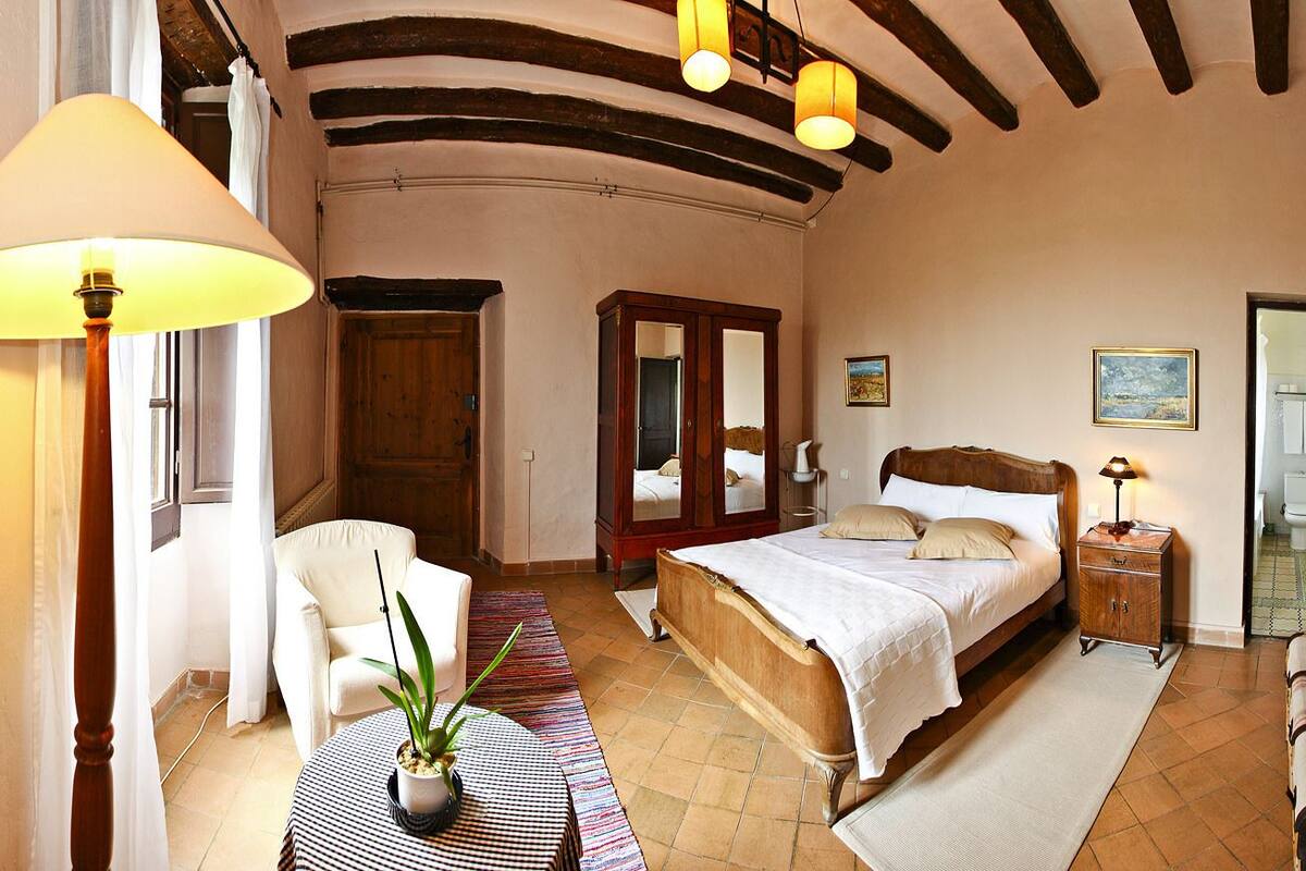 de la plana room | premium bedding, individually decorated, individually furnished