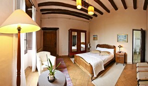 De la Plana Room | Bộ đồ giường cao cấp, trang trí khác biệt