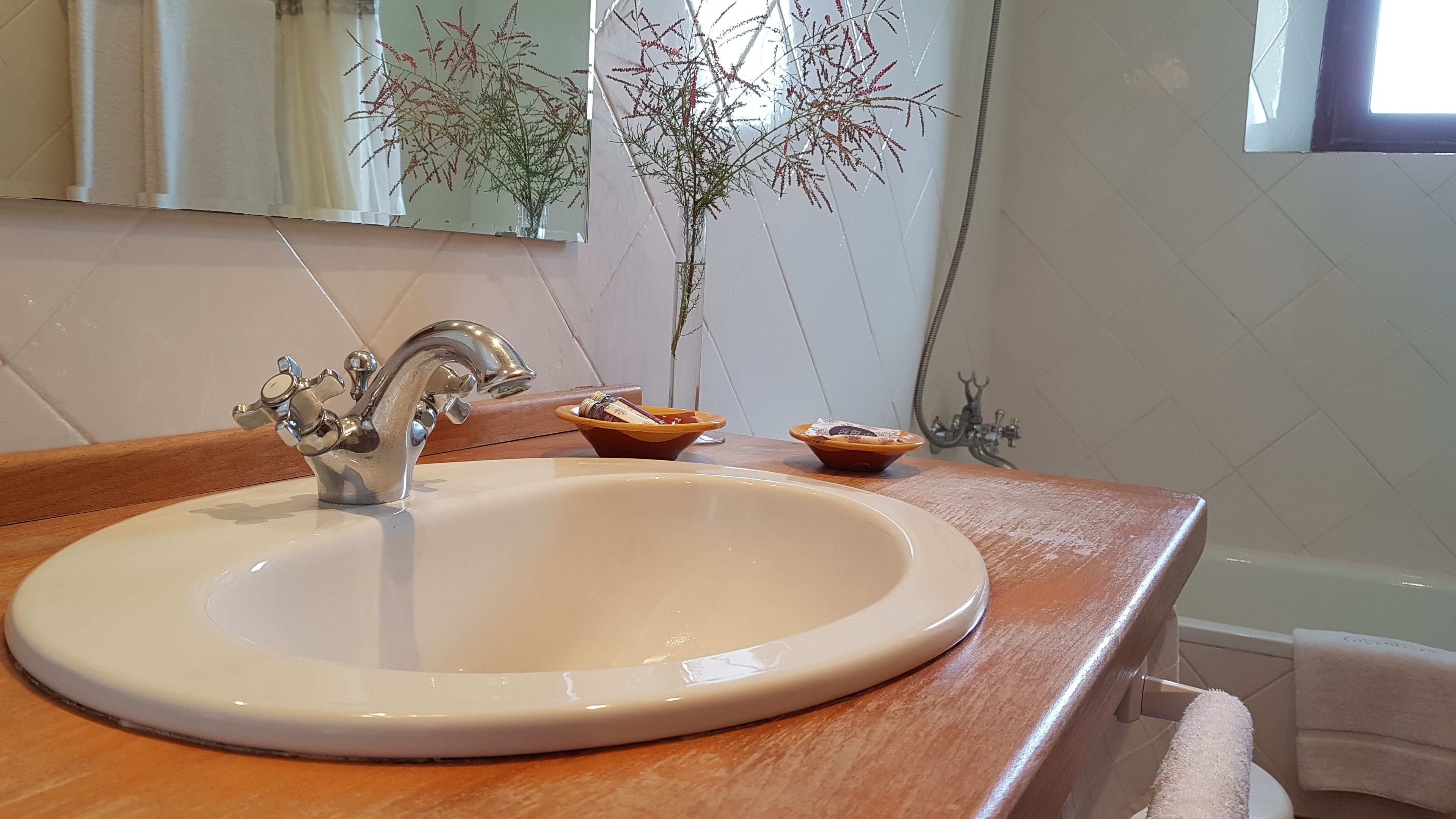 llobets room | bathroom | free toiletries, hair dryer, towels