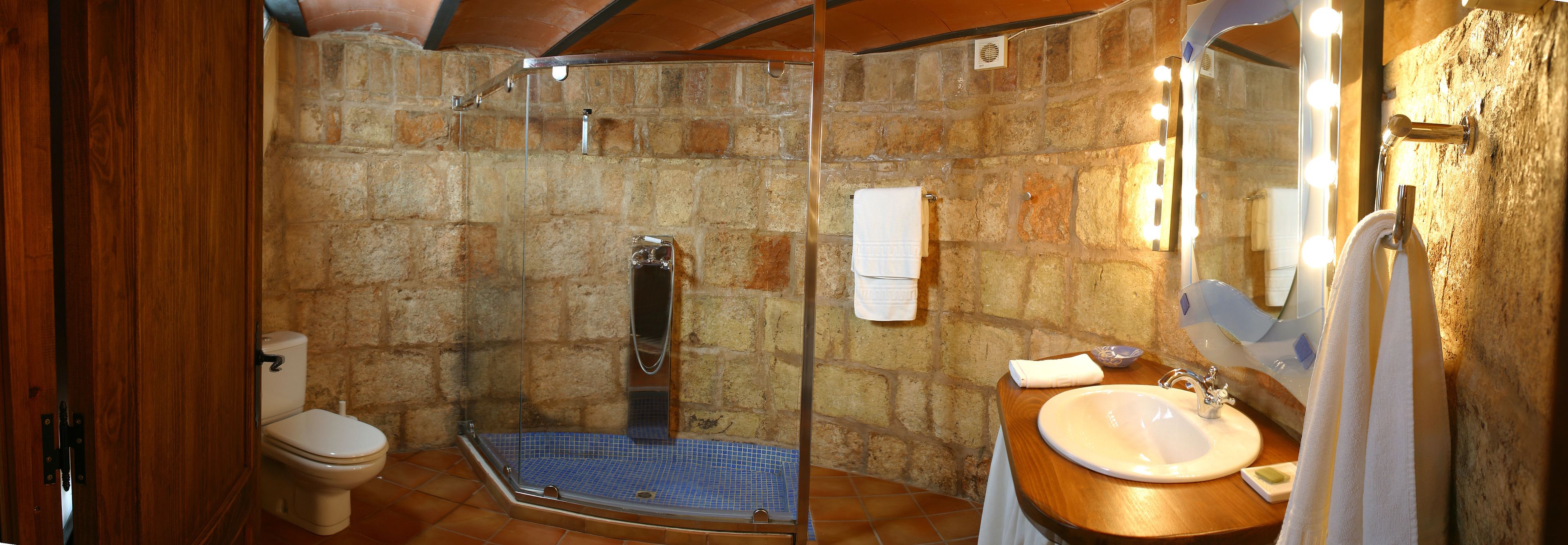 cup de raig junior suite | bathroom | free toiletries, hair dryer, towels