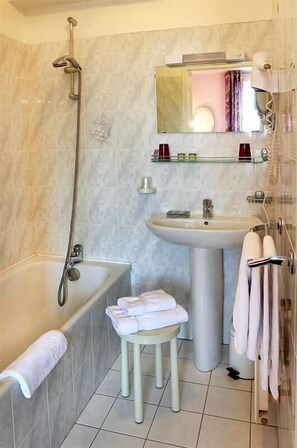 Standard Double Room | Bathroom