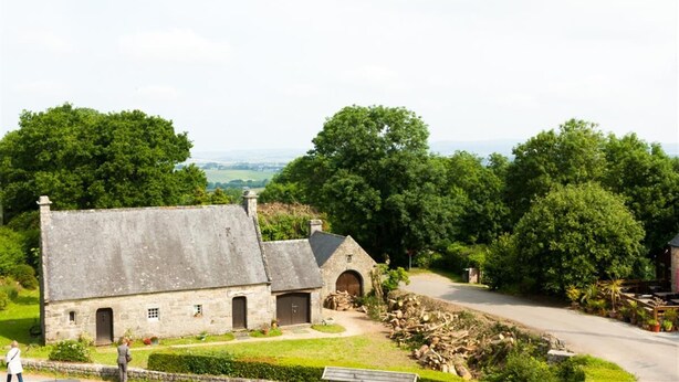 Unclassified image, 1 of 47, button - Le Prieuré (Locronan)
