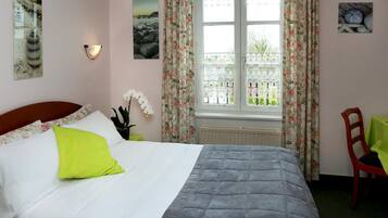 Standard Twin Room | In-room safe, desk, cribs/infant beds, rollaway beds