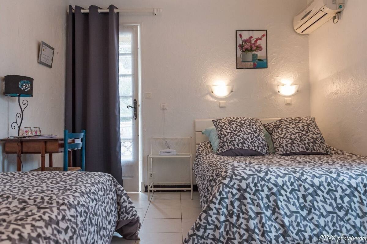 Standard Triple Room | Desk, free cots/infant beds, free WiFi, bed sheets