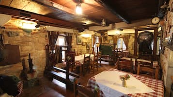 2 restaurantes, é servido café da manhã