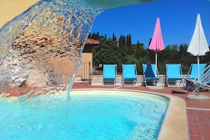 Seasonal outdoor pool, open 9:00 AM to 7:00 PM, pool loungers