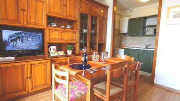 Căn hộ, 2 phòng ngủ | Bếp riêng | Tủ lạnh, lò vi sóng, bếp nấu, dụng cụ pha cà phê/trà