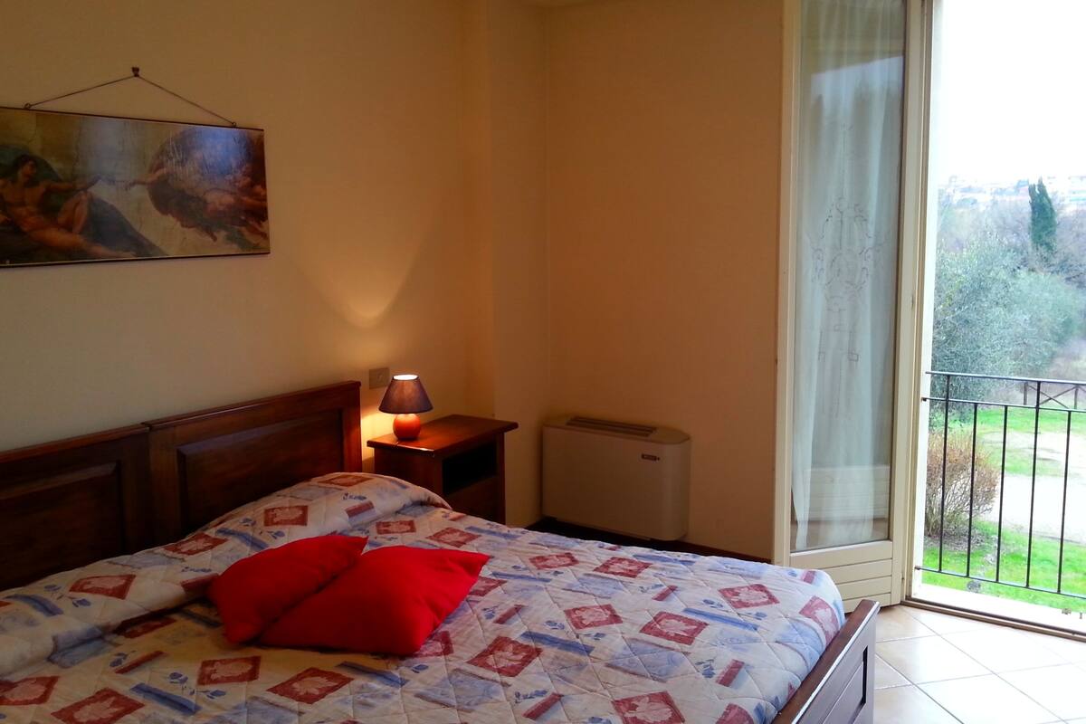 公寓 (5 Adults) | 高档床上用品、办公桌、熨斗/熨板、免费 WiFi