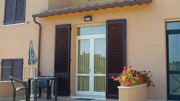 Studio | Bộ đồ giường cao cấp, bàn, bàn ủi/dụng cụ ủi quần áo