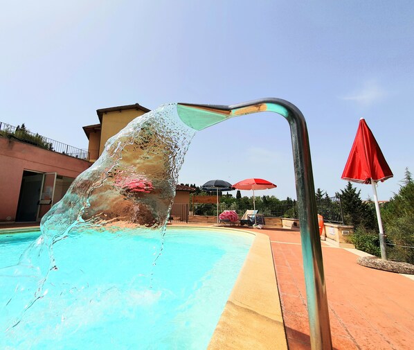 Seasonal outdoor pool, open 9:00 AM to 7:00 PM, sun loungers - Le Meridiane (Siena)