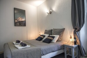 Quarto casal clássico | Individualmente decorados, individualmente mobiliados, escrivaninha